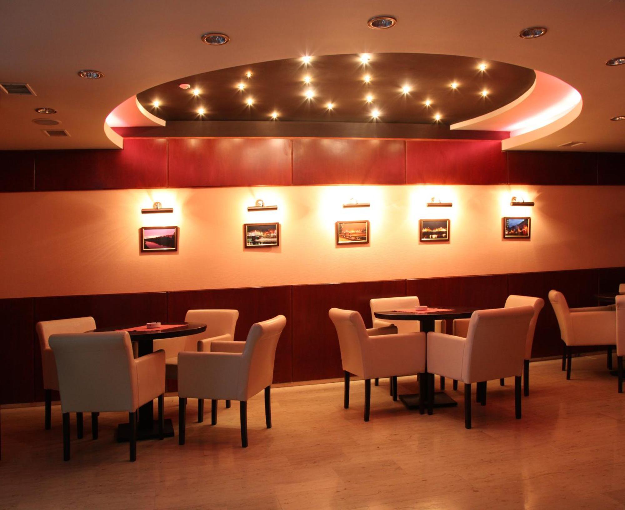 Hotel Praha Oezjhorod Buitenkant foto