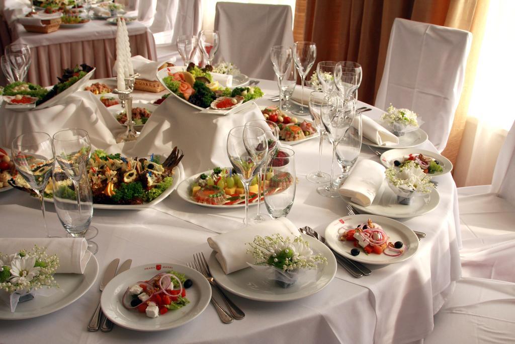 Hotel Praha Oezjhorod Buitenkant foto