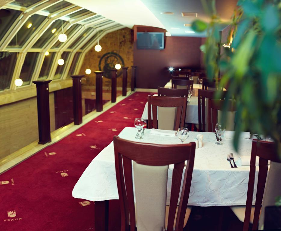 Hotel Praha Oezjhorod Buitenkant foto