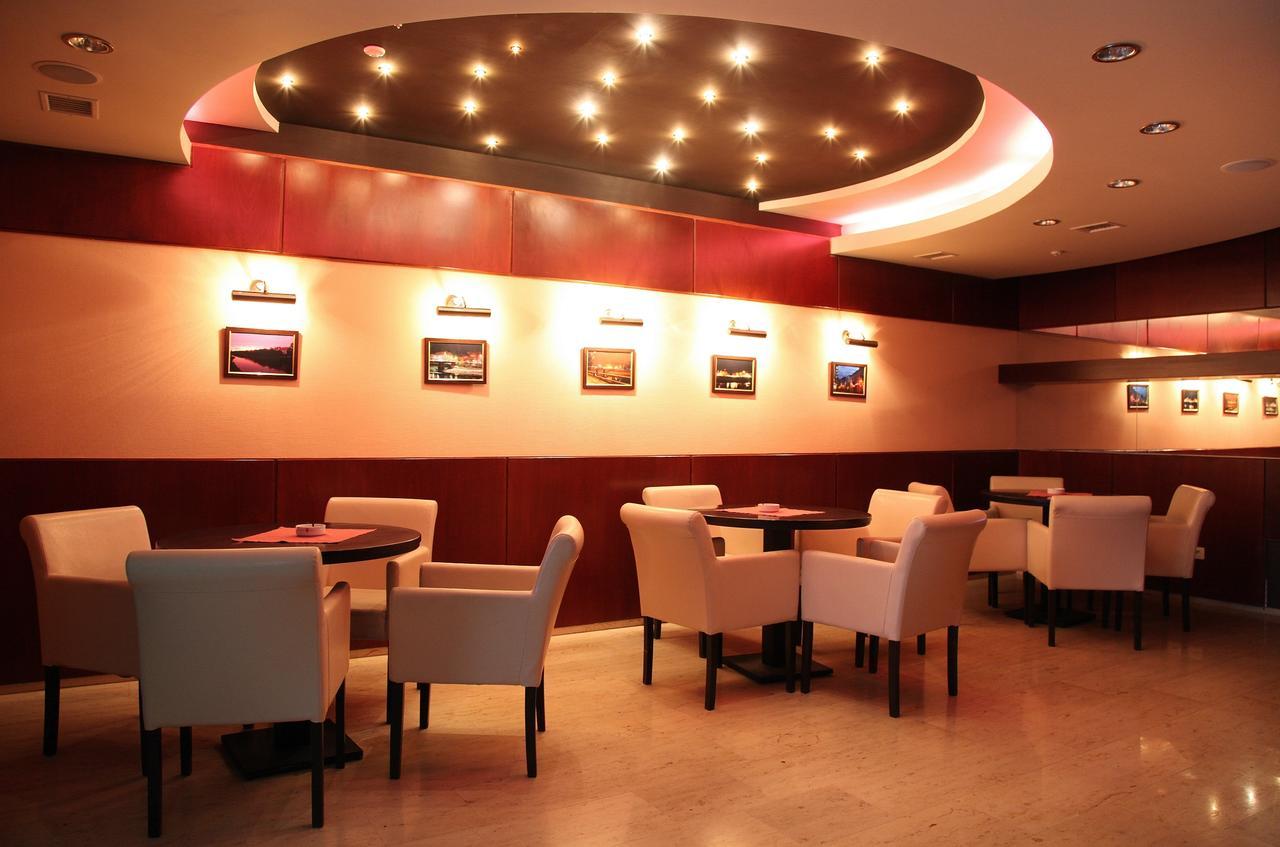 Hotel Praha Oezjhorod Buitenkant foto