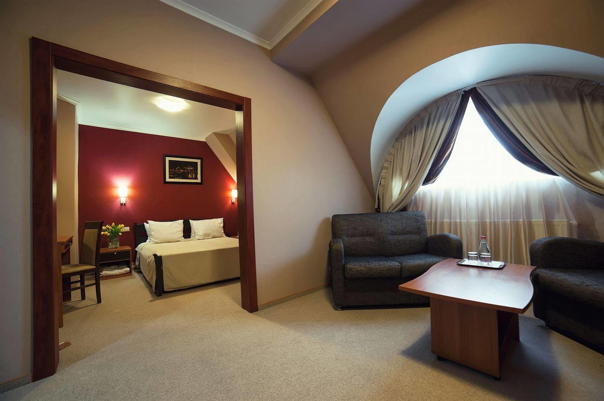 Hotel Praha Oezjhorod Buitenkant foto
